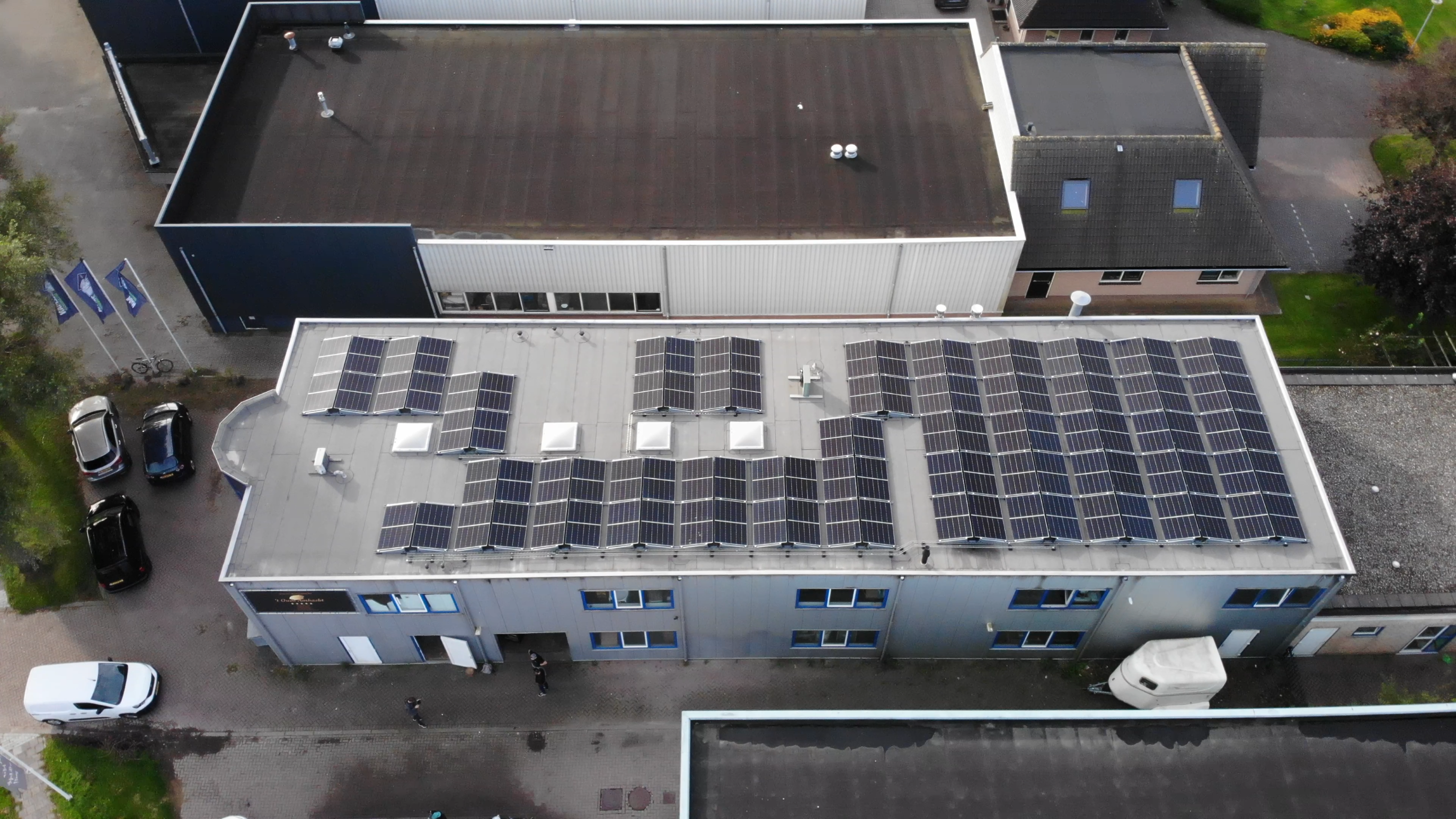 Dak van Bakkerij't oude ambacht met Qcells zonnepanelen in oost-west opstelling
