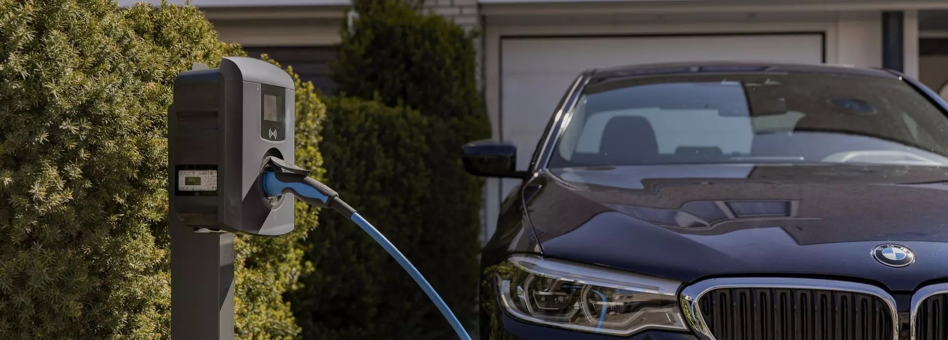 Auto aan de laadpaal.