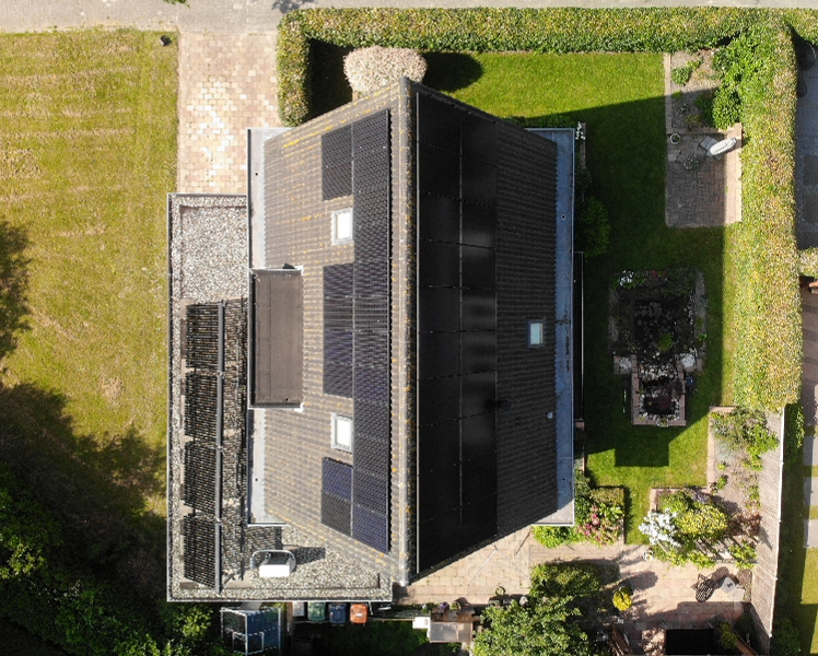 schuin dak met zonnepanelen foto van boven