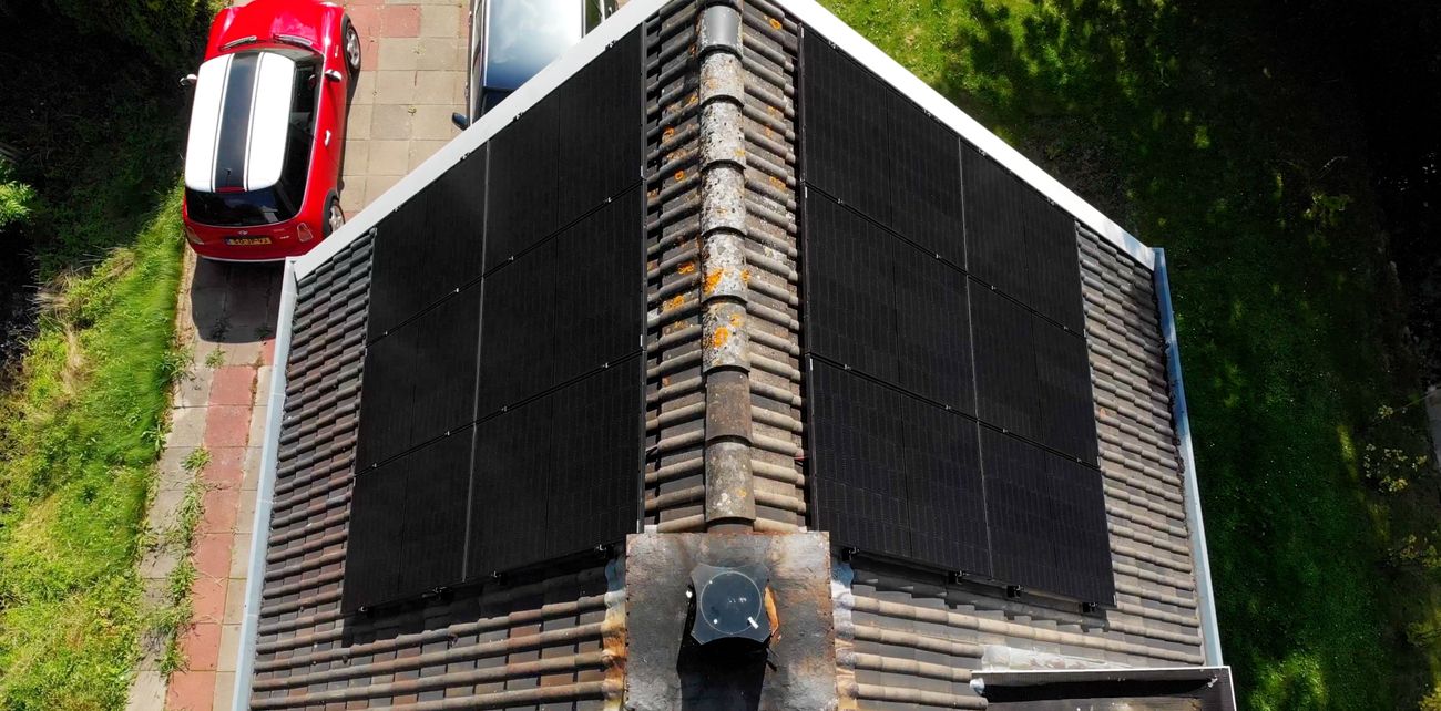 Boven aanzicht van een huis met Full Black zonnepanelen 