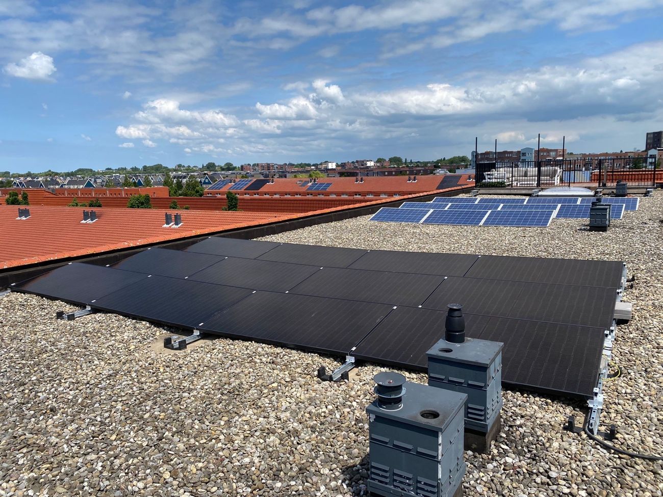 Open lucht foto met twee verschillenden zonnepanelen